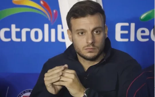La era de Martin Anselmi en el FC Porto parece acercarse a su final. A falta de tres fechas para concluir la Liga NOS, el entrenador argentino ha quedado sin posibilidades de pelear por el título y fuera de la clasificación a la Liga de Campeones, comprometiendo seriamente su futuro en el club portugués.