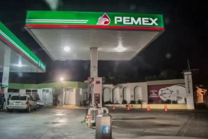 Petróleos Mexicanos (Pemex) reportó una pérdida neta de 43 mil 328 millones de pesos durante el primer trimestre de 2025, una drástica reversión frente a la utilidad de 4 mil 682 millones registrada en el mismo periodo del año anterior, según su más reciente informe financiero.