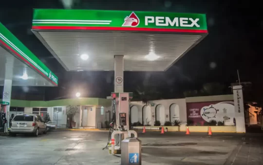 Petróleos Mexicanos (Pemex) reportó una pérdida neta de 43 mil 328 millones de pesos durante el primer trimestre de 2025, una drástica reversión frente a la utilidad de 4 mil 682 millones registrada en el mismo periodo del año anterior, según su más reciente informe financiero.