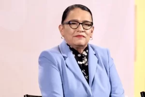 La presidenta Claudia Sheinbaum anunció este martes que no asistirá personalmente al funeral del Papa Francisco, que se celebrará este sábado en la Plaza de San Pedro, en el Vaticano, en su lugar, enviará a la secretaria de Gobernación, Rosa Icela Rodríguez, quien representará oficialmente al Gobierno de México.