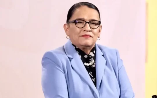La presidenta Claudia Sheinbaum anunció este martes que no asistirá personalmente al funeral del Papa Francisco, que se celebrará este sábado en la Plaza de San Pedro, en el Vaticano, en su lugar, enviará a la secretaria de Gobernación, Rosa Icela Rodríguez, quien representará oficialmente al Gobierno de México.