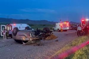 Un devastador accidente automovilístico ocurrido la noche del martes cobró la vida de once personas, en la carretera que conecta Guachochi con Yoquivo, en la región montañosa de la Sierra Tarahumara.