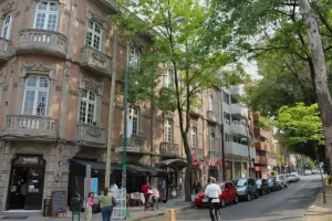 Vecinos de la Colonia Roma manifestaron su rechazo a una propuesta de cambio de uso de suelo en el predio ubicado en San Luis Potosí 184, donde se busca construir un edificio de siete niveles con uso mixto —habitacional y comercial—, a pesar de que la normativa vigente solo permite cuatro pisos y uso exclusivamente habitacional.