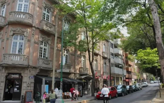 Vecinos de la Colonia Roma manifestaron su rechazo a una propuesta de cambio de uso de suelo en el predio ubicado en San Luis Potosí 184, donde se busca construir un edificio de siete niveles con uso mixto —habitacional y comercial—, a pesar de que la normativa vigente solo permite cuatro pisos y uso exclusivamente habitacional.