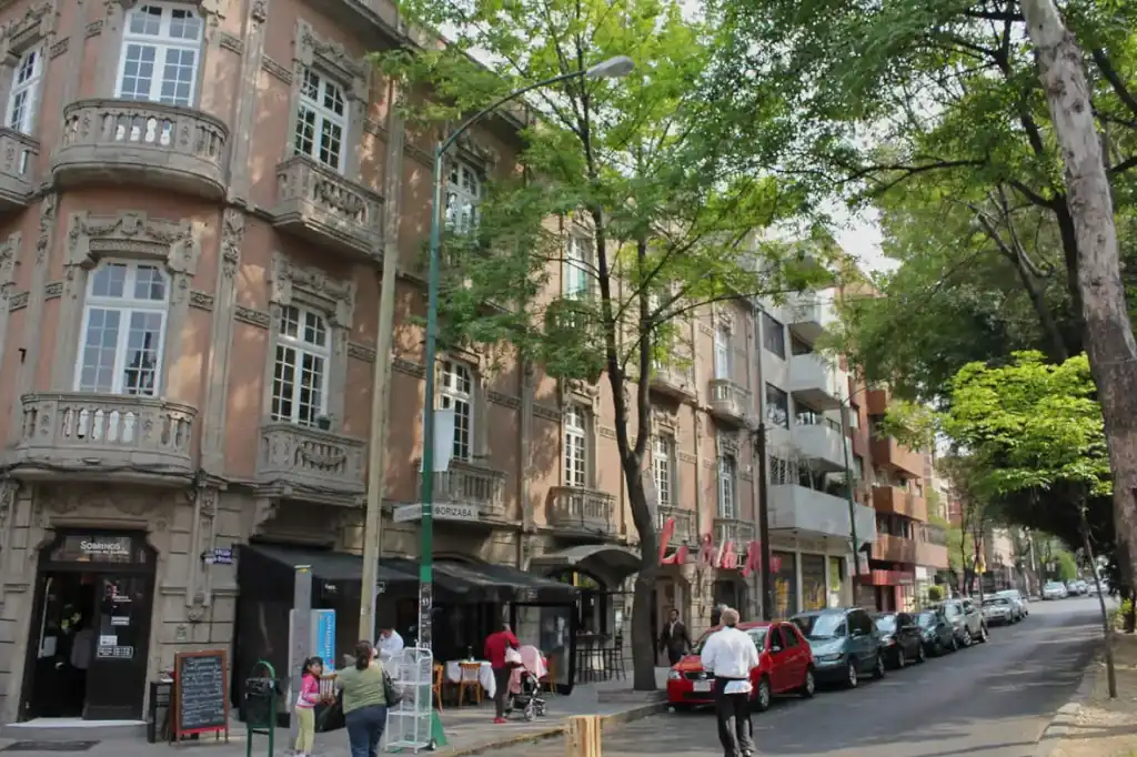 Vecinos de la Colonia Roma manifestaron su rechazo a una propuesta de cambio de uso de suelo en el predio ubicado en San Luis Potosí 184, donde se busca construir un edificio de siete niveles con uso mixto —habitacional y comercial—, a pesar de que la normativa vigente solo permite cuatro pisos y uso exclusivamente habitacional.