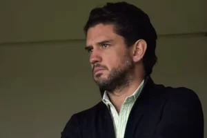 La justicia federal ha declarado prófugo a Alejandro Irarragorri Gutiérrez, presidente de Grupo Orlegi y dueño de los clubes de fútbol Santos Laguna y Atlas, por una presunta defraudación fiscal superior a los 17 millones de pesos.
