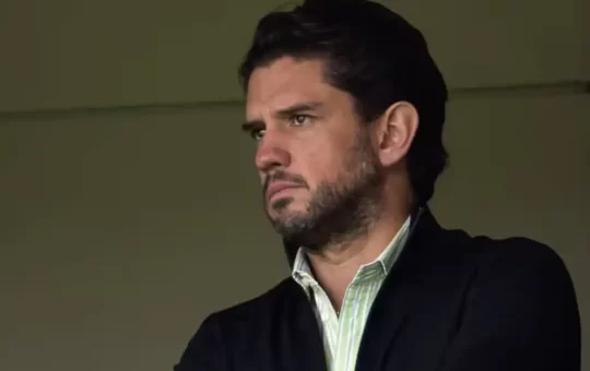 La justicia federal ha declarado prófugo a Alejandro Irarragorri Gutiérrez, presidente de Grupo Orlegi y dueño de los clubes de fútbol Santos Laguna y Atlas, por una presunta defraudación fiscal superior a los 17 millones de pesos.