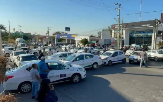Luego de más de cuatro horas de caos vial, choferes de plataformas digitales retiraron los bloqueos que mantenían en distintos puntos de Cuernavaca, en protesta por la desaparición de un compañero.