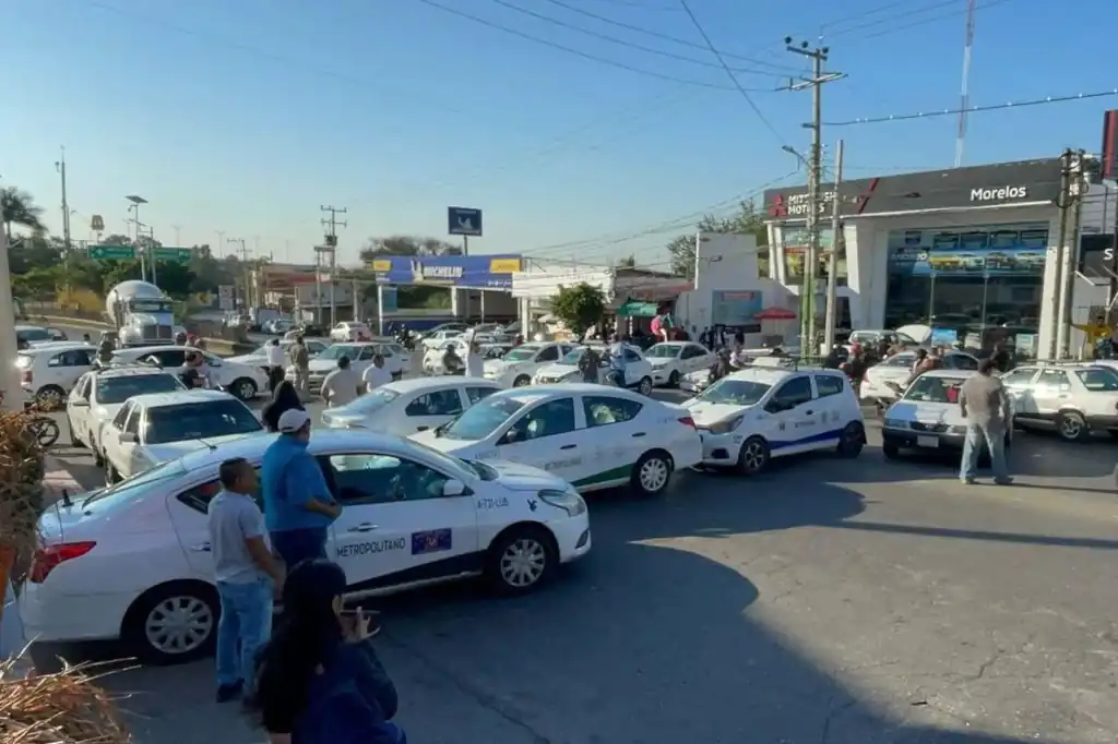 Luego de más de cuatro horas de caos vial, choferes de plataformas digitales retiraron los bloqueos que mantenían en distintos puntos de Cuernavaca, en protesta por la desaparición de un compañero.