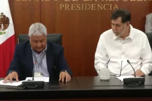 En un episodio que ha generado controversia dentro y fuera del Senado, el senador Gerardo Fernández Noroña, presidente de la Cámara Alta y figura clave de Morena, obligó al abogado Carlos Velázquez a ofrecerle una disculpa pública tras un altercado ocurrido en septiembre de 2024 en el Aeropuerto Internacional de la Ciudad de México.