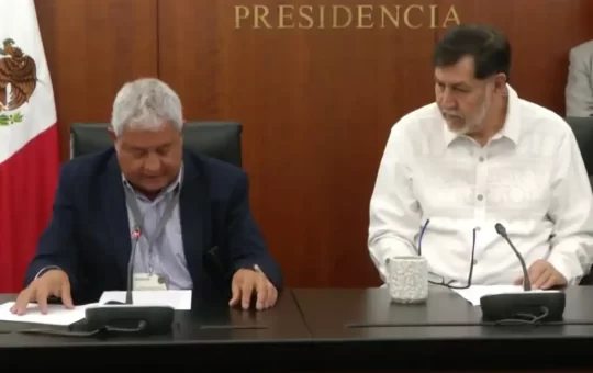 En un episodio que ha generado controversia dentro y fuera del Senado, el senador Gerardo Fernández Noroña, presidente de la Cámara Alta y figura clave de Morena, obligó al abogado Carlos Velázquez a ofrecerle una disculpa pública tras un altercado ocurrido en septiembre de 2024 en el Aeropuerto Internacional de la Ciudad de México.