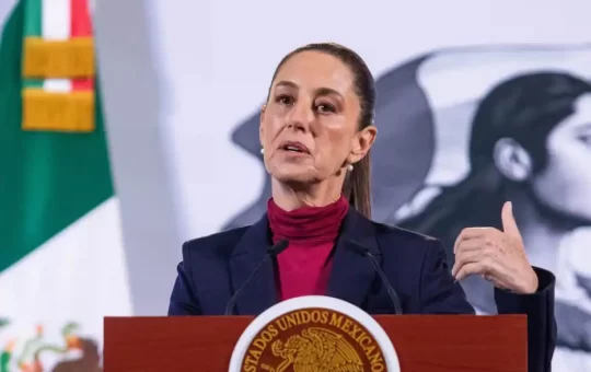 La Presidenta Claudia Sheinbaum lanzó este lunes una dura crítica contra la Coordinadora Nacional de Trabajadores de la Educación (CNTE), a la que acusó de actuar de manera antidemocrática, afectar a la ciudadanía y poner en riesgo la jornada electoral del próximo 1 de junio con sus llamados a boicotear la elección judicial.