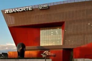Banorte, empresa liderada por Carlos Hank González y uno de los principales grupos financieros del país, está redefiniendo su estrategia tecnológica con un enfoque claro en la Inteligencia Artificial (IA) para personalizar servicios, atraer nuevos clientes e impulsar la eficiencia operativa, incluyendo la prevención de fraudes.