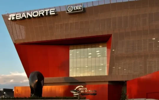 Banorte, empresa liderada por Carlos Hank González y uno de los principales grupos financieros del país, está redefiniendo su estrategia tecnológica con un enfoque claro en la Inteligencia Artificial (IA) para personalizar servicios, atraer nuevos clientes e impulsar la eficiencia operativa, incluyendo la prevención de fraudes.