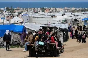 El gabinete de seguridad de Israel aprobó por unanimidad un plan para expandir su ofensiva militar en Gaza, que incluye la conquista total del territorio palestino y el desplazamiento masivo de la población hacia el sur.
