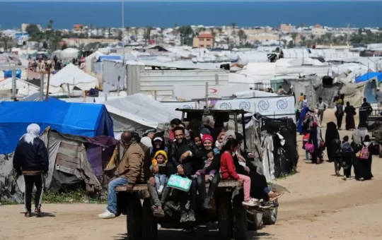 El gabinete de seguridad de Israel aprobó por unanimidad un plan para expandir su ofensiva militar en Gaza, que incluye la conquista total del territorio palestino y el desplazamiento masivo de la población hacia el sur.