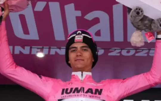 Isaac del Toro volvió a brillar en el Giro de Italia y con una espectacular remontada ganó la etapa 17, afianzándose como líder de la clasificación general.