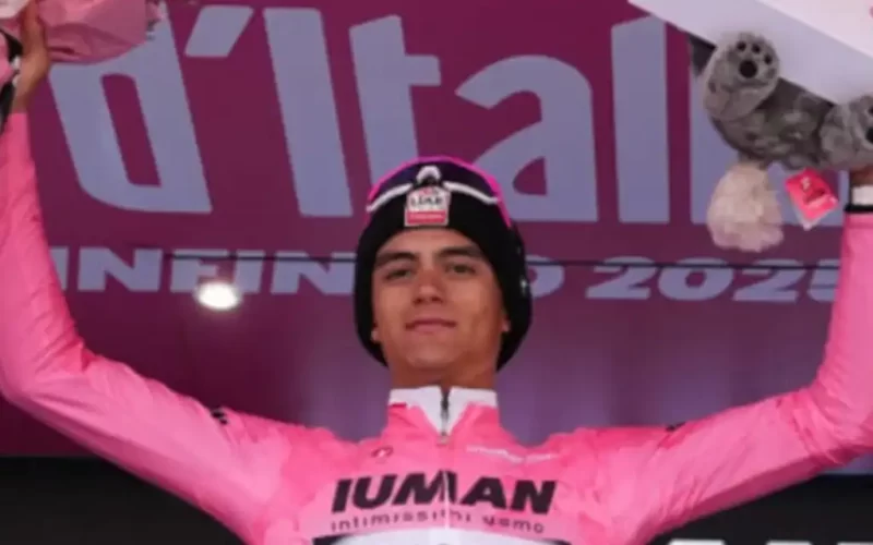 Isaac del Toro volvió a brillar en el Giro de Italia y con una espectacular remontada ganó la etapa 17, afianzándose como líder de la clasificación general.