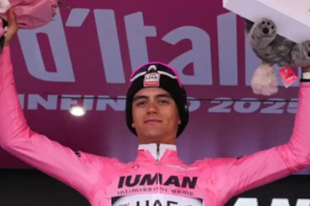 Isaac del Toro volvió a brillar en el Giro de Italia y con una espectacular remontada ganó la etapa 17, afianzándose como líder de la clasificación general.