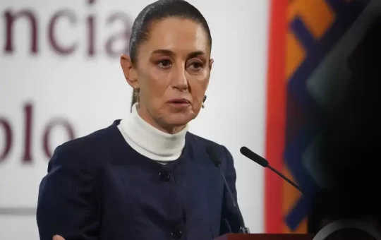 Tras las protestas de la Coordinadora Nacional de Trabajadores de la Educación (CNTE), que impidieron el acceso a Palacio Nacional y obligaron a realizar la conferencia matutina de forma virtual, la presidenta Claudia Sheinbaum aseguró que el diálogo con el magisterio disidente se mantiene abierto, aunque reconoció limitaciones presupuestales para atender todas sus demandas.