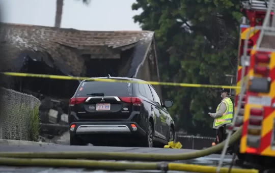 Una tragedia aérea sacudió el vecindario de Murphy Canyon, en San Diego, este jueves, cuando una avioneta privada se estrelló a las 3:45 de la madrugada, provocando incendios en al menos 15 casas y varios vehículos.