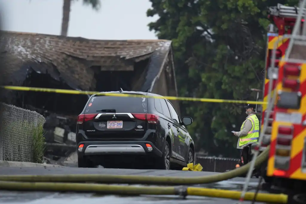 Una tragedia aérea sacudió el vecindario de Murphy Canyon, en San Diego, este jueves, cuando una avioneta privada se estrelló a las 3:45 de la madrugada, provocando incendios en al menos 15 casas y varios vehículos.