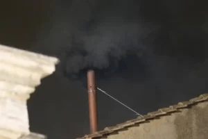 El Cónclave para elegir al nuevo Papa concluyó su primera jornada este miércoles sin éxito, desde la chimenea de la Capilla Sixtina se elevó humo negro, símbolo tradicional de que no se ha alcanzado un acuerdo entre los cardenales electores.