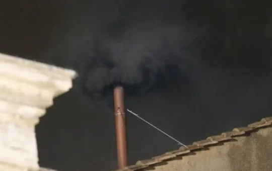 El Cónclave para elegir al nuevo Papa concluyó su primera jornada este miércoles sin éxito, desde la chimenea de la Capilla Sixtina se elevó humo negro, símbolo tradicional de que no se ha alcanzado un acuerdo entre los cardenales electores.