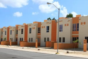 El precio promedio de la vivienda en México registró un incremento anual de 5.9% en abril de 2025, de acuerdo con el Indicador Banorte de Precios de Vivienda (Inbaprevi). Con este aumento, el valor promedio nacional se ubicó en 30 mil 553 pesos por metro cuadrado.