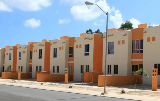 El precio promedio de la vivienda en México registró un incremento anual de 5.9% en abril de 2025, de acuerdo con el Indicador Banorte de Precios de Vivienda (Inbaprevi). Con este aumento, el valor promedio nacional se ubicó en 30 mil 553 pesos por metro cuadrado.