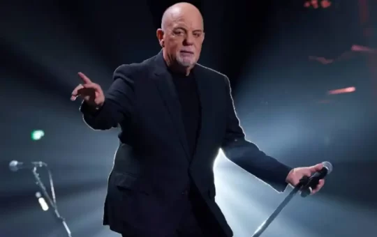 El icónico músico Billy Joel canceló su esperada gira mundial después de recibir el diagnóstico de una enfermedad neurológica poco común: hidrocefalia de presión normal (NPH).