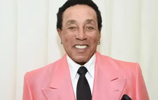 El legendario cantante de soul Smokey Robinson presentó una contrademanda por 500 millones de dólares contra cuatro ex empleadas domésticas que lo acusan de agresión sexual, violación y violencia de género, señalando que las acusaciones son difamatorias y parte de un intento de extorsión pública.