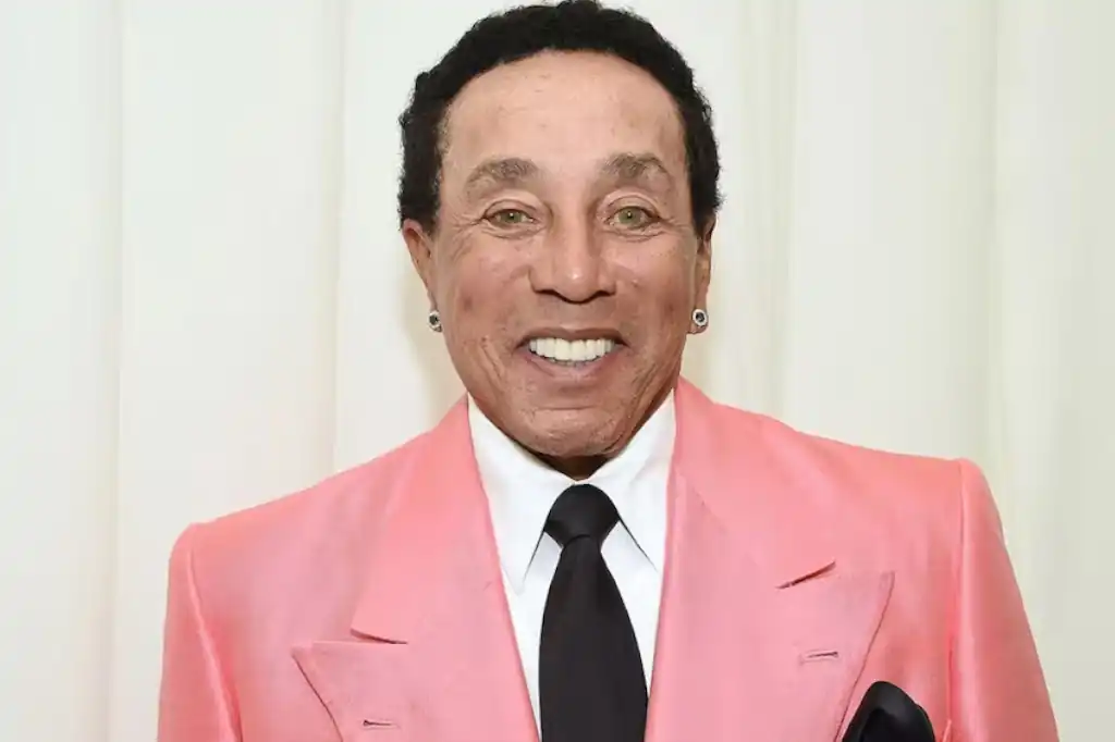 El legendario cantante de soul Smokey Robinson presentó una contrademanda por 500 millones de dólares contra cuatro ex empleadas domésticas que lo acusan de agresión sexual, violación y violencia de género, señalando que las acusaciones son difamatorias y parte de un intento de extorsión pública.