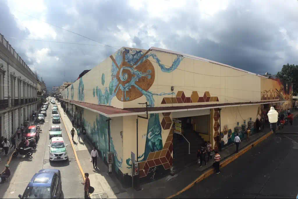 La tarde del miércoles 14 de mayo, los visitantes del tradicional Mercado Jáuregui de Xalapa vivieron momentos de pánico, luego de que un extintor explotara en la zona de comida y provocara una densa nube de polvo químico que muchos confundieron con un incendio.