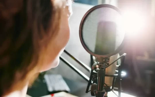 El doblaje mexicano enfrenta una amenaza sin precedentes: la Inteligencia Artificial (IA). Lo que hasta hace poco parecía ciencia ficción —una voz clonada que habla otro idioma con sincronización labial perfecta— hoy comienza a convertirse en una preocupante realidad para actores, técnicos y creativos del gremio.