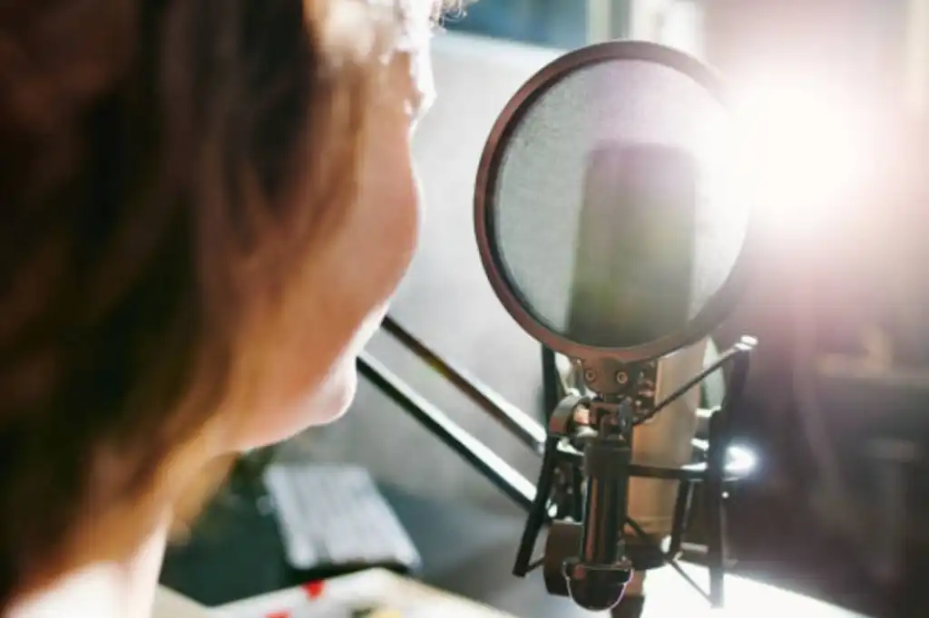 El doblaje mexicano enfrenta una amenaza sin precedentes: la Inteligencia Artificial (IA). Lo que hasta hace poco parecía ciencia ficción —una voz clonada que habla otro idioma con sincronización labial perfecta— hoy comienza a convertirse en una preocupante realidad para actores, técnicos y creativos del gremio.