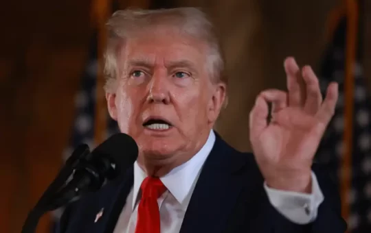 En medio de una severa crisis migratoria y crecientes protestas internas, el presidente de Estados Unidos, Donald Trump, ha decidido proyectar su poder hacia el escenario internacional, involucrándose de manera directa en el conflicto armado que estalló hace cuatro días entre Israel e Irán.