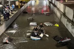 La Secretaría de Gestión Integral de Riesgos y Protección Civil (SGIRPC) actualizó a 76 los reportes de inundaciones atendidas hasta las 00:00 h de hoy, localizadas, sobre todo, en las alcaldías Iztapalapa, Venustiano Carranza, Gustavo A. Madero, Coyoacán, Azcapotzalco, Iztacalco y Miguel Hidalgo.