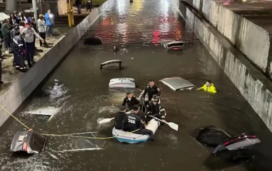 La Secretaría de Gestión Integral de Riesgos y Protección Civil (SGIRPC) actualizó a 76 los reportes de inundaciones atendidas hasta las 00:00 h de hoy, localizadas, sobre todo, en las alcaldías Iztapalapa, Venustiano Carranza, Gustavo A. Madero, Coyoacán, Azcapotzalco, Iztacalco y Miguel Hidalgo.