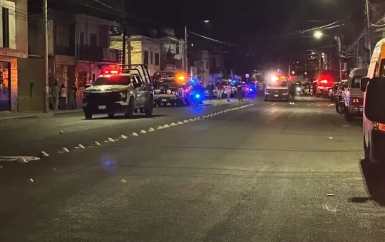 Una fiesta en honor a San Juan terminó en tragedia la noche del martes, cuando un grupo armado atacó a balazos a los asistentes en un domicilio de la Colonia Barrio Nuevo, en Irapuato, Guanajuato, el saldo de la masacre es de 10 personas muertas y al menos 12 más heridas.