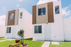 La presidenta Claudia Sheinbaum garantizó que el programa del Infonavit para regularizar viviendas invadidas no vulnerará la propiedad privada. Durante su conferencia matutina, enfatizó que no se retirarán casas a legítimos propietarios y que se respetará plenamente lo establecido en la Constitución.