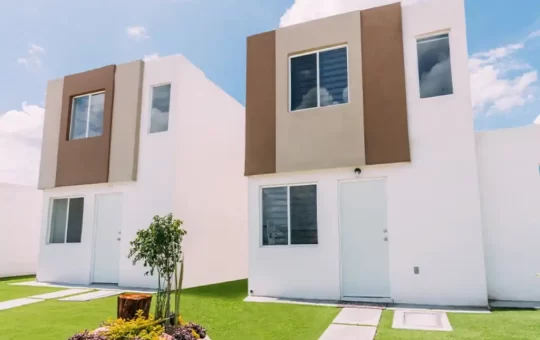 La presidenta Claudia Sheinbaum garantizó que el programa del Infonavit para regularizar viviendas invadidas no vulnerará la propiedad privada. Durante su conferencia matutina, enfatizó que no se retirarán casas a legítimos propietarios y que se respetará plenamente lo establecido en la Constitución.