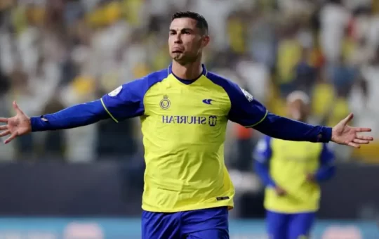 El astro portugués Cristiano Ronaldo ha renovado su contrato con el Al-Nassr de Arabia Saudita hasta 2027, según anunció este jueves el club a través de sus redes sociales con el mensaje: “La historia continúa...”. Con esta extensión, el cinco veces Balón de Oro jugará profesionalmente hasta los 42 años.