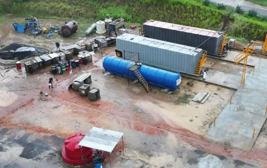 En un golpe contundente al robo de hidrocarburos, autoridades federales desmantelaron una refinería clandestina en Coatzacoalcos, Veracruz.