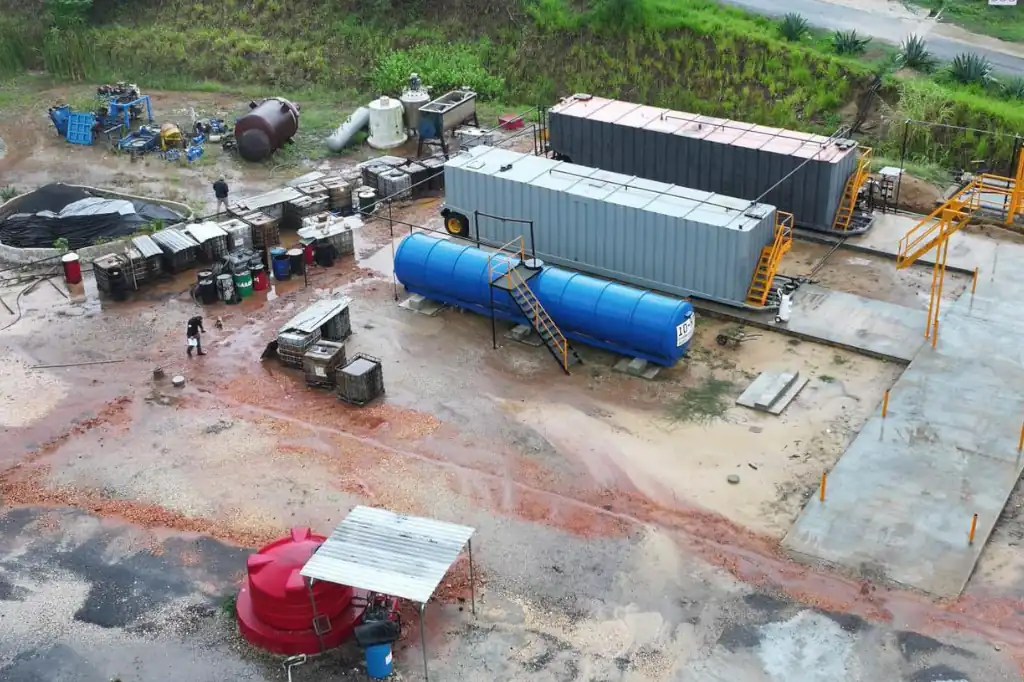 En un golpe contundente al robo de hidrocarburos, autoridades federales desmantelaron una refinería clandestina en Coatzacoalcos, Veracruz.