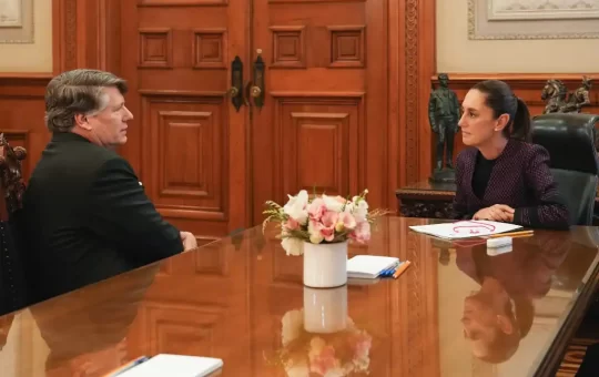 En un encuentro diplomático marcado por tensiones migratorias, la Presidenta de México, Claudia Sheinbaum, expresó al subsecretario de Estado de EE.UU., Christopher Landau, su rechazo a las redadas antiinmigrantes que han incrementado en los últimos días en ciudades como Los Ángeles.