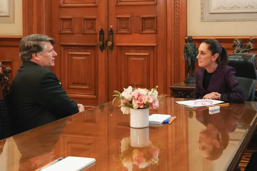 En un encuentro diplomático marcado por tensiones migratorias, la Presidenta de México, Claudia Sheinbaum, expresó al subsecretario de Estado de EE.UU., Christopher Landau, su rechazo a las redadas antiinmigrantes que han incrementado en los últimos días en ciudades como Los Ángeles.