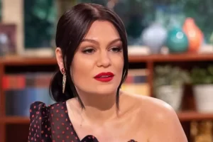 La cantante británica Jessie J reveló que los médicos le diagnosticaron cáncer de mama en etapa temprana y compartió esa noticia con sus seguidores a través de un emotivo video en redes sociales.