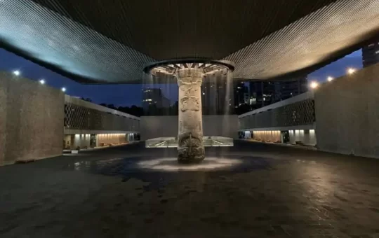 Tras permanecer cerrado durante dos días por falta de personal de seguridad, el Museo Nacional de Antropología (MNA) reabrió sus puertas este jueves gracias al regreso de 66 elementos de la Policía Auxiliar de la Ciudad de México.