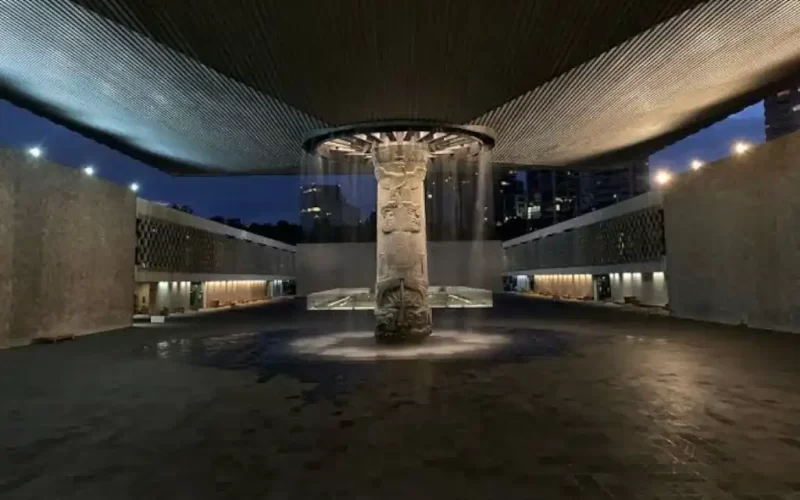 Tras permanecer cerrado durante dos días por falta de personal de seguridad, el Museo Nacional de Antropología (MNA) reabrió sus puertas este jueves gracias al regreso de 66 elementos de la Policía Auxiliar de la Ciudad de México.